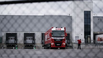 3 décembre 2020. Chargement de vaccins anti-Covid-19 à l'usine Pfizer de Puurs en Belgique.&nbsp; (KENZO TRIBOUILLARD / AFP)