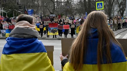 Des proches de prisonniers ukrainiens rassemblés à Kiev (Ukraine), le 3 mars 2024, pour appeler à les échanger avec des prisonniers russes. (SERGEI SUPINSKY / AFP)