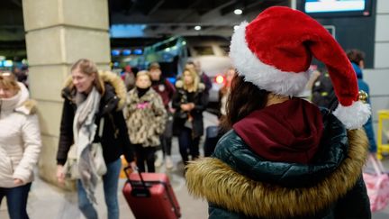 Des passagers pendant la grève contre la réforme des retraites à la gare Montparnasse de Paris, le 20 décembre 2019.&nbsp; (JULIEN MATTIA / ANADOLU AGENCY)