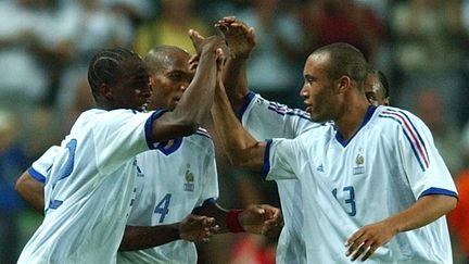 Les joueurs de l'&eacute;quipe de France Jean-Alain Boumsong, Mika&euml;l Silvestre et Sidney Govou, lors du match contre le Japon, en Coupe des conf&eacute;d&eacute;rations, &agrave; Saint-Etienne, le 20 juin 2003.&nbsp; (LUCA BRUNO/AP/SIPA)