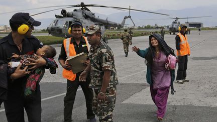 Parmi celles et ceux qui ont besoin d'&ecirc;tre pris en charge par les secours, notamment indiens, ont trouve de jeunes enfants. (ALTAF QADRI / AP / SIPA)