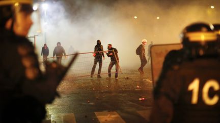 Des manifestants du "Jour de col&egrave;re" affrontent la police, le 26 janvier 2014, &agrave; Paris. (  MAXPPP)