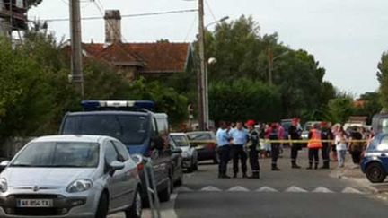 Le p&eacute;rim&egrave;tre de s&eacute;curit&eacute; devant l'&eacute;cole maternelle Jean-Jaur&egrave;s de Parempuyre (Gironde), le&nbsp;4 septembre 2012. (FRANCE 3 AQUITAINE)