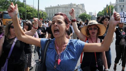 Des Espagnols manifestent contre les coupes budg&eacute;taires&nbsp;&agrave; Madrid, le 25 juillet 2012. (DOMINIQUE FAGET / AFP)