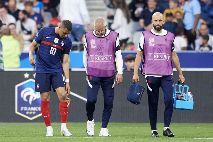 Kylian Mbappé se plaint d'une&nbsp;douleur au genou lors du match entre la France et le Danemark au stade de France, le 3 juin (JOSE BRETON / NURPHOTO)