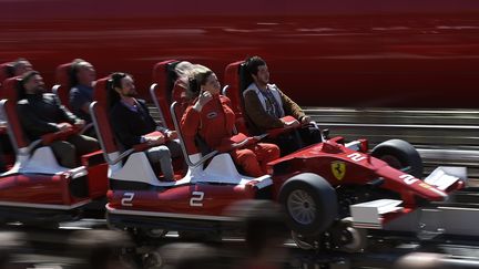 La montagne russe la plus rapide d’Europe passe de 0 à 180 km/h en cinq secondes, au Ferrari Land, ouvert vendredi 7 avril 2017 en Espagne. (LLUIS GENE / AFP)