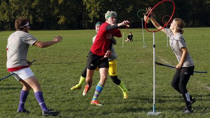 Des joueurs de Quidditch lors d'un tournoi à Vincennes (Val-de-Marne), le 26 octobre 2014. (FRANCOIS GUILLOT / AFP)