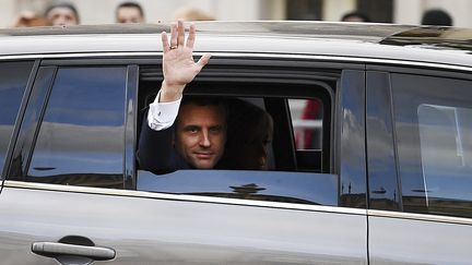 Emmanuel Macron salue la foule, le 14 mai 2017 à Paris, à l'occasion de son investiture. (FRANCK FIFE / AFP)