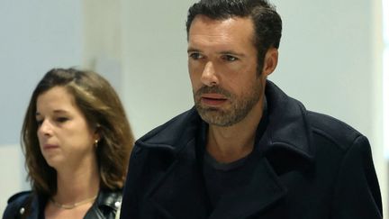 L'acteur Nicolas Bedos arrivant au tribunal de Paris, le 26 septembre 2024. (THOMAS SAMSON / AFP)