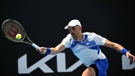 Le Français Benjamin Bonzi, lors de son deuxième tour de l'Open d'Australie contre l'Espagnol Pablo Carreno Busta, le 19 janvier 2023 à Melbourne. (WILLIAM WEST / AFP)