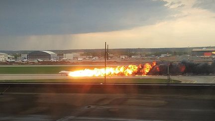 Un avion Superjet-100 de la compagnie Aeroflot en flammes sur le tarmac de&nbsp;l'aéroport Cheremetievo de Moscou (Russie), dimanche 5 mai 2019. (CHINE NOUVELLE / SIPA)