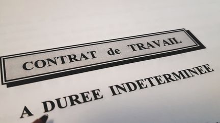 Un contrat de travail à durée indéterminée (CDI). (AURÉLIE LAGAIN / RADIO FRANCE)