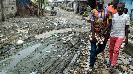 Il a lancé le projet Chess in Slums ("Les échecs dans les bidonvilles") en septembre 2018, là où les habitants se sentent souvent exclus de la vie de la mégapole. "Ikorodu est le genre d'endroit où il y a beaucoup de problèmes et de pauvreté. C'est un lieu difficile, si tu dis à quelqu'un que tu t'y rends, il te rira au nez", raconte Tunde Onakoya. (PIUS UTOMI EKPEI/AFP)