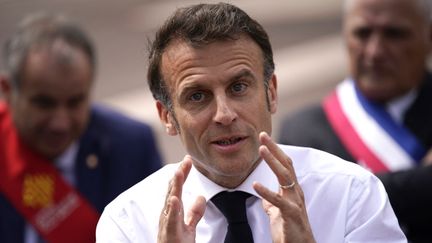 Le président Emmanuel Macron lors d'une visite d'un établissement scolaire à Gagnes, dans l'Hérault, le 20 avril 2023. (DANIEL COLE / AFP)