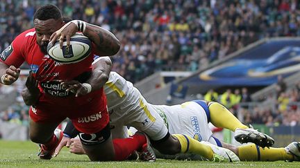 Mathieu Bastareaud (Toulon) aplatit face à Clermont (ADRIAN DENNIS / AFP)