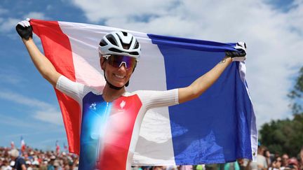 Pauline Ferrand-Prévôt célèbre sa médaille d'or olympique, le 28 juillet 2024. (EMMANUEL DUNAND / AFP)
