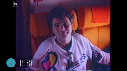 Daniel Balavoine à bord d'un avion, en mission humanitaire durant le Paris-Dakar 1986 (France Télévisions / INA)