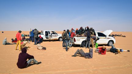 Des migrants, nigériens et nigérians pour la plupart, se reposent pendant leur voyage jusqu'à la frontière libyenne. (SOULEYMANE AG ANARA / AFP)