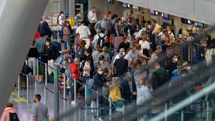 Des voyageurs s'enregistrent pour partir en vacances à l'aéroport de Düsseldorf, en Allemagne, le 3 juillet 2021 (illustration). (HENNING KAISER / DPA via AFP)