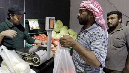 Des réfugiés syriens font leurs courses dans un magasin du camp d'Azraq, en Jordanie, le 30 avril 2014. (AFP/Khalil Mazraawi)