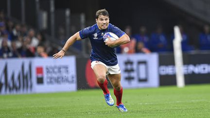 Antoine Dupont va retrouver les pelouses après sa blessure contre la Namibie, le 21 septembre 2023 au stade Vélodrome, à Marseille. (VICTOR JOLY / AFP)