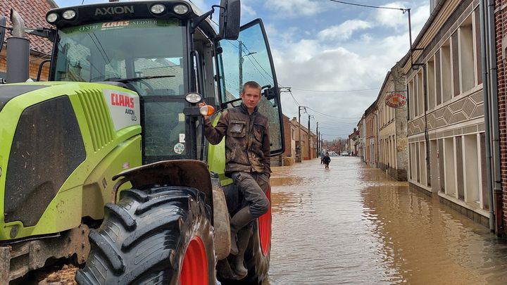 Un jeune agriculteur de Thérouanne (Pas-de-Calais) multiplie les rotations pour relier les deux rives de la Lys qui a débordé, le 3 janvier 2024. (FABIEN MAGNENOU / FRANCEINFO)