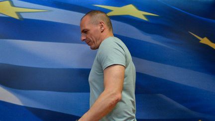 Yanis Varoufakis arrive pour sa conférence de presse à Athènes, le 5 juillet 2015, après les premiers résultats du référendum. (ANDREAS SOLARO / AFP)