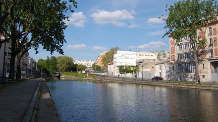 Le canal Saint-Martin à Paris,&nbsp;un lieu de sociabilisation traditionnellement prisé des Parisiens (photo d'illustration). (CLÉMENCE GOURDON NEGRINI / RADIO FRANCE)