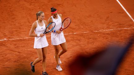 Kristina Mladenovic et Caroline Garcia lors d'un match de double, 21 avril 2019, en Fed Cup. (GEOFFROY VAN DER HASSELT / AFP)