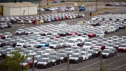 Des voitures &agrave; la sortie de l'usine PSA d'Aulnay-sous-Bois (Seine-Saint-Denis), en juin 2011. (MARTIN BUREAU / AFP)