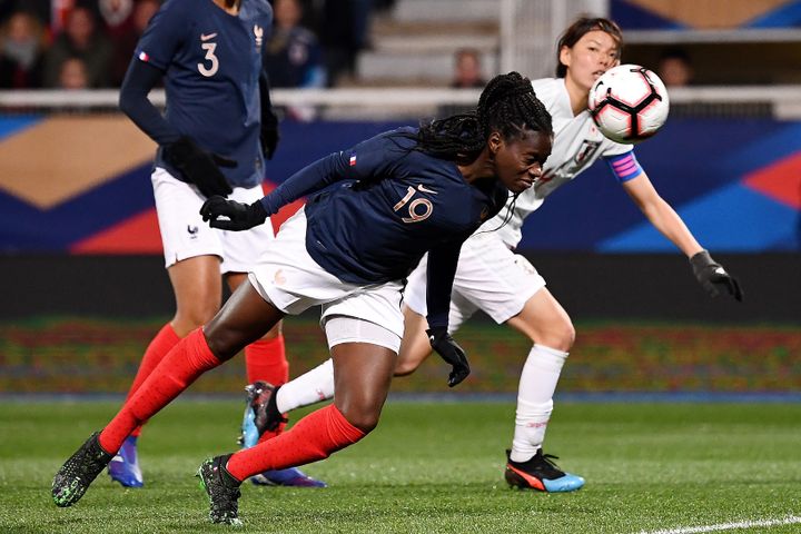 Griedge Mbock Bathy, joueuse de l'équipe de France de football, lors d'un match amical contre le Japon à Auxerre (Yonne), le 4 avril 2019.
 (FRANCK FIFE / AFP)