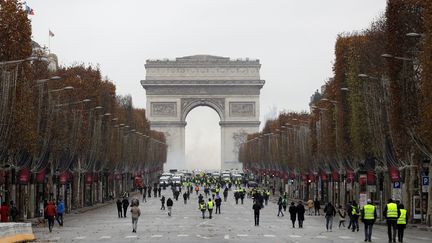 Des "gilets jaunes" commencent à investir dans le calme les Champs-Elysées, le 1er décembre 2018. (GEOFFROY VAN DER HASSELT / AFP)