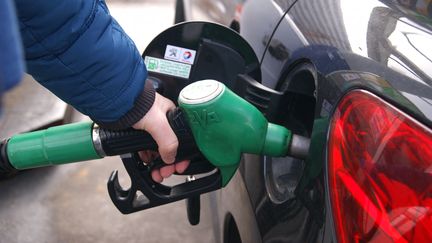 Un homme faisant le plein de son véhicule dans une station-service d'un hypermarché Leclerc, en novembre 2018. (STÉPHANIE BERLU / RADIO FRANCE)