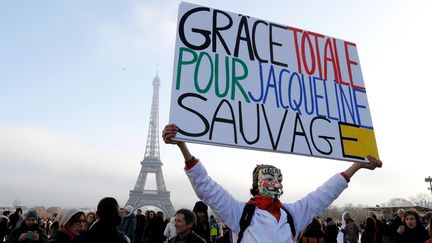 Le 10 décembre 2016, lors d'une manifestation au Trocadéro, à Paris, pour la libération immédiate de Jacqueline Sauvage. (FRANCOIS GUILLOT / AFP)