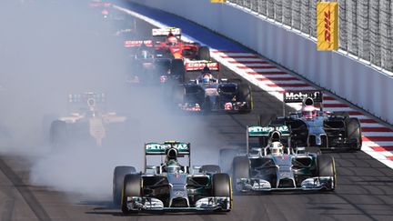 Nico Rosberg allume son pneu avant gauche au départ du GP de Russie (DIMITAR DILKOFF / AFP)