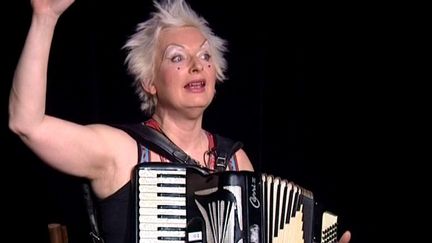 Mathilde Braure et son accordéon, un spectacle de chanson réaliste aux accents de titi parisien 
 (France3 / Culturebox)