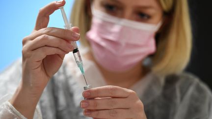 Une infirmière prépare une dose de vaccin contre le Covid-19, à Quimper (Finistère), le 16 février 2021. (FRED TANNEAU / AFP)