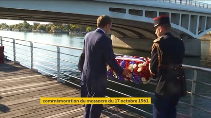 Emmanuel Macron dépose une gerbe de fleurs, le 16 octobre 2021, à Bezons (Val d'Oise), "sur un lieu de mémoire" du massacre des Algériens du 17 octobre 1961. (FRANCEINFO)