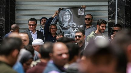 Des membres du Syndicat des journalistes palestiniens participent à une manifestation dans la ville de Gaza pour dénoncer le meurtre de la journaliste d'Al-Jazeera Shireen Abu Akleh, le 11 mai 2022. (MOHAMMED TALATENE / DPA)