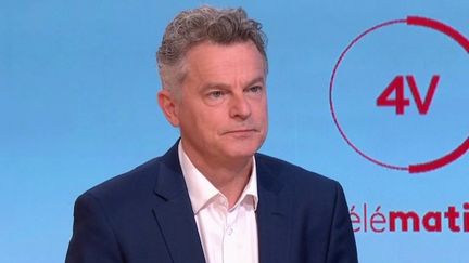 Fabien Roussel, député du Nord et secrétaire national du Parti communiste français (PCF), était l'invité des "4 Vérités" sur France 2, mardi 18 avril. (FRANCE 2)