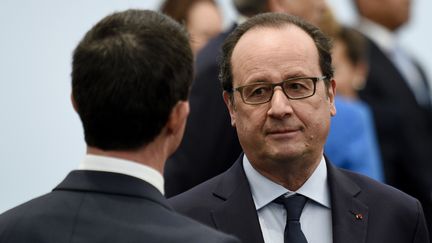 Le président François Hollande et le Premier ministre Manuel Valls lors de la conférence climat au Bourget (Seine-Saint-Denis), le 30 décembre 2015. (MARTIN BUREAU / AFP)