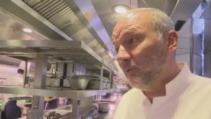 Alors que le guide Michelin dévoile son palmarès lundi 21 janvier, Christian Le Squer dévoile les retombées économiques engendrées par les trois étoiles. (FRANCE 2)