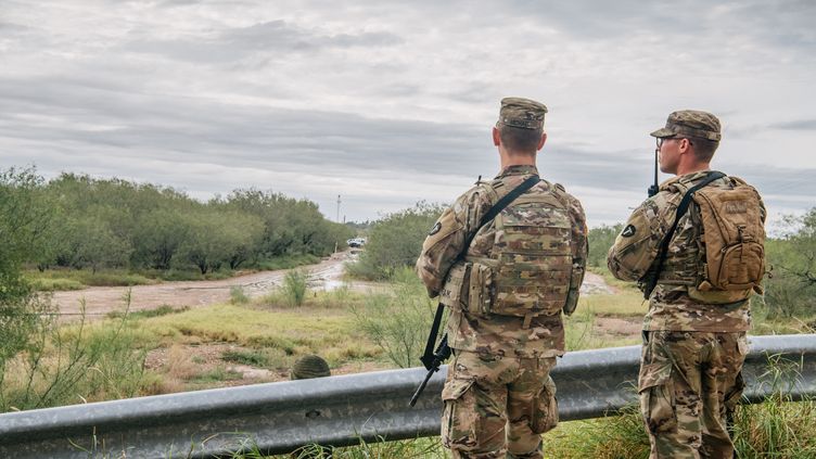 American soldiers at the border between the United States and Mexico, in La Joya, Texas, on November 18, 2021. (BRANDON BELL / GETTY IMAGES NORTH AMERICA / AFP)