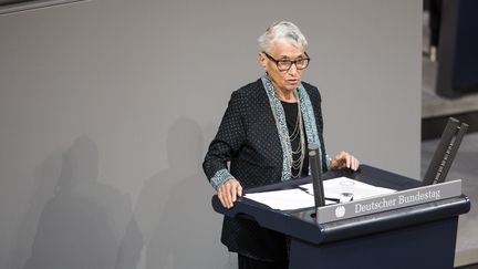 Ruth Klüger fait un discours au Parlement allemand en janvier 2016 pour le 71e anniversaire de la libération du camp d'Auschwitz. (ULLSTEIN BILD DTL. / ULLSTEIN BILD)