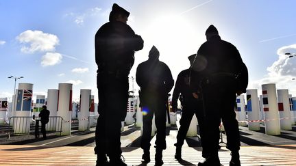 Des policiers devant le site de la COP21, le 26 novembre 2015 au Bourget (Seine-Saint-Denis). (LOIC VENANCE / AFP)