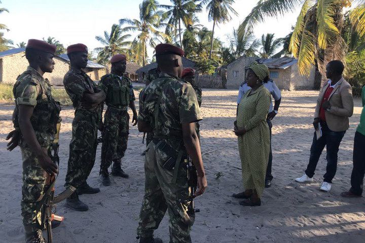 Des militaires discutent avec des habitants dans le village de Naunde le 13 juin 2018. (JOAQUIM NHAMIRRE / AFP)