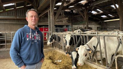 Alain Crouillebois dans son exploitation agricole ornaise. (LOUIS FONTAINE / RADIO FRANCE)