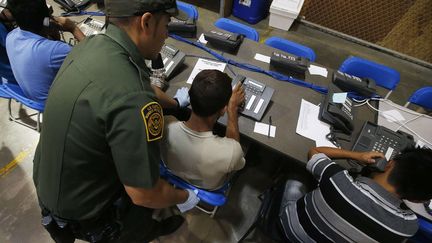 A Nogales, une quarantaine de t&eacute;l&eacute;phones satellites ont &eacute;t&eacute; install&eacute;s pour permettre aux enfants d'essayer dejoindre leurs proches, au Guatemala, au Honduras ou au Salvador. (ROSS D. FRANKLIN / AP / SIPA)