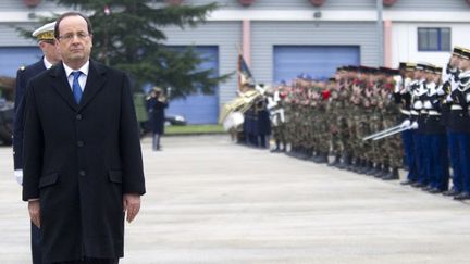 Fran&ccedil;ois Hollande lors de la pr&eacute;sentation de ses v&oelig;ux aux Arm&eacute;es, le 9 janvier 2013, &agrave; la base militaire d'Olivet (Loiret) (JACQUES BRINON / AFP)