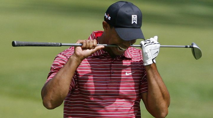 Le golfeur Tiger Woods mord son club, lors du Memorial Tournament, dans l'Ohio (Etats-Unis), le 7 juin 2009. (MATT SULLIVAN / REUTERS)